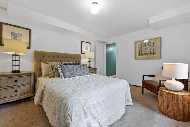 Building Photo - Oversized 4 Bedroom 3 Bathroom Home- Picni...