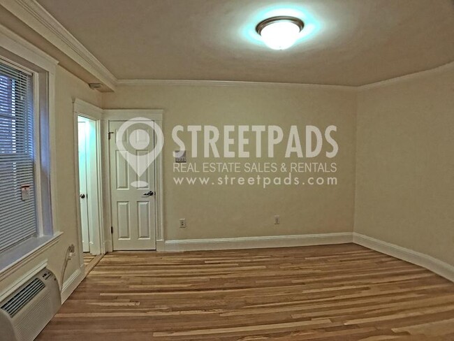 Building Photo - bedroom in Cambridge MA 02387