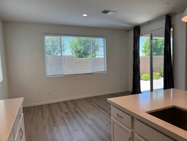 Building Photo - Beautiful 5 Bedroom, 3 Bathroom, 2800 Sqft...