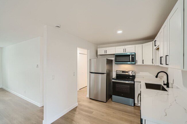 Building Photo - Spacious 1bed/1bath Apartment in West Seat...