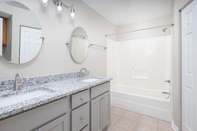 Building Photo - 117 Willow Bluff Dr