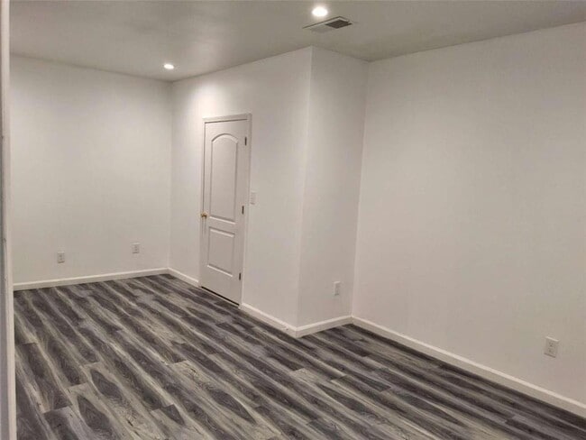 Building Photo - 325 Sunderland Way