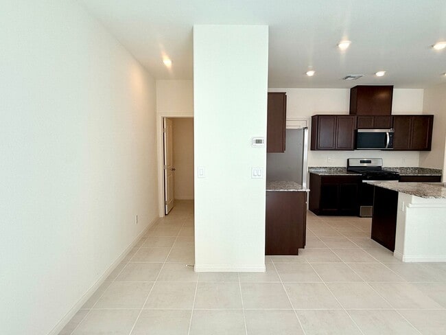 Building Photo - Modern 3BR Home - Prime Location