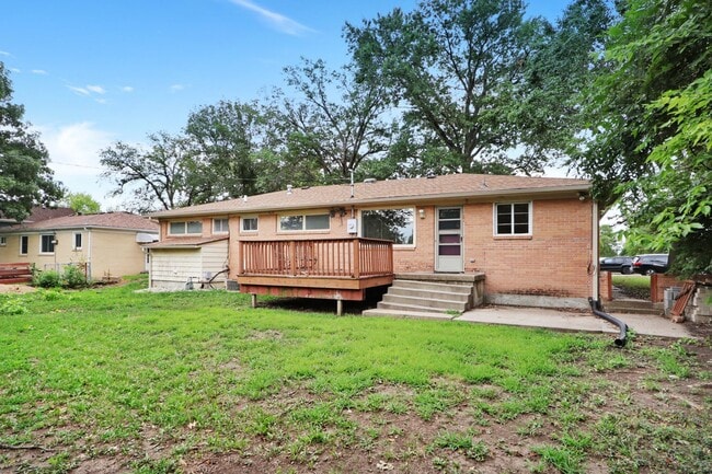 Building Photo - Don't Fuss with the Bus -5 Bed - 3 Bath - ...