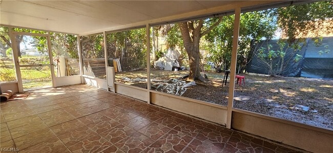 Building Photo - 606 SE 13th Ct