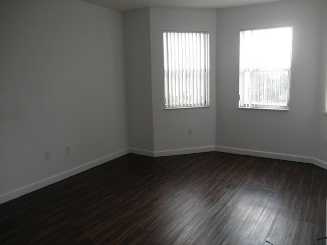 Building Photo - Shoma Townhomes