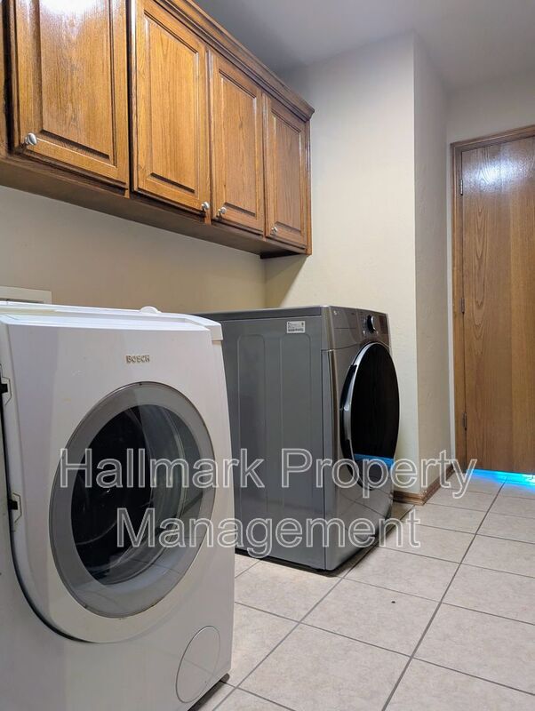 Building Photo - 2705 SE 92nd Cir