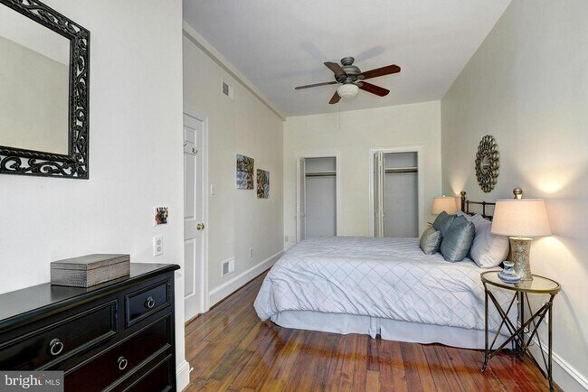 Building Photo - Spacious + Bright 1 Bedroom in Capitol Hill!