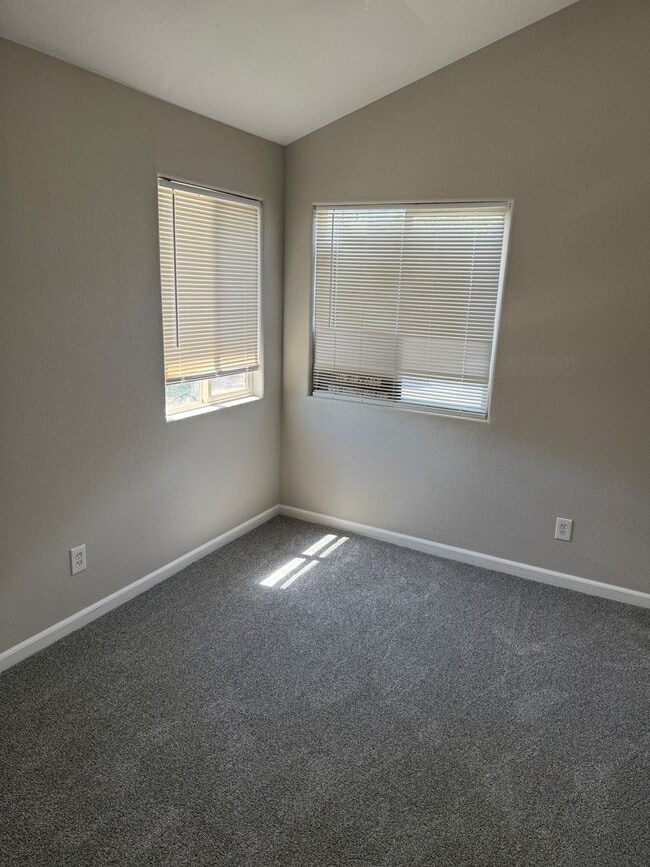Building Photo - 3 bedroom townhome with 2 car garage!
