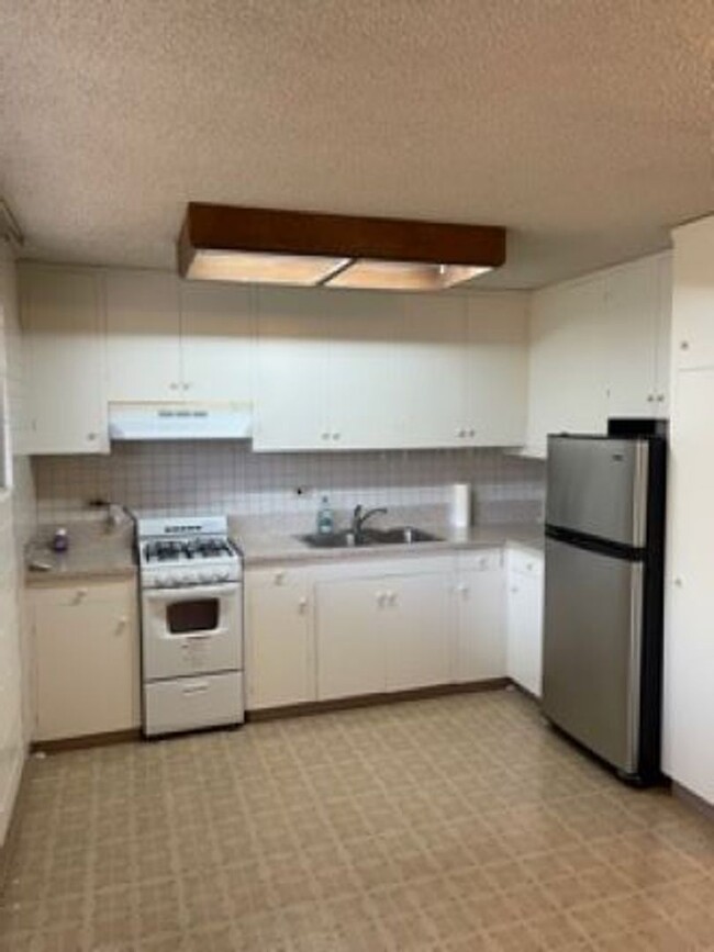 Primary Photo - 2 bedroom/ 1 bathroom/ 1 covered parking s...