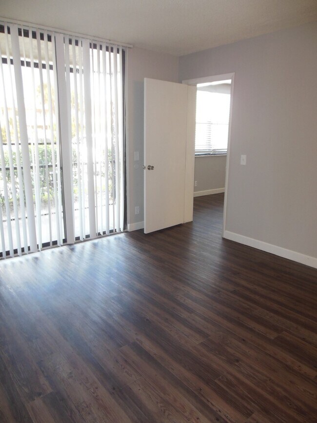 Building Photo - ONE BEDROOM ONE BATHROOM !! WATERFRONT COM...
