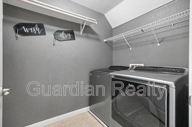 Building Photo - 3220 Jevonda Ave