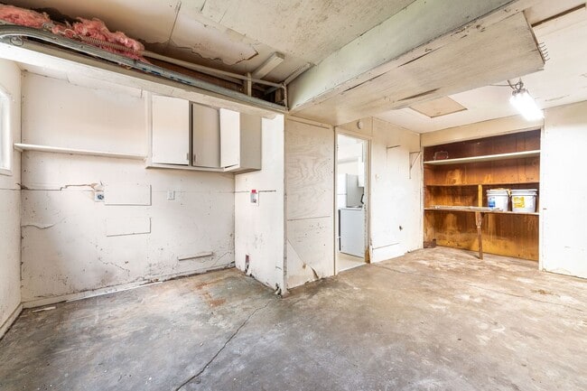 Building Photo - AVAILABLE NOW! 5 Bedrooms, 2 Bathrooms in ...