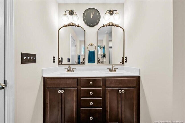 Building Photo - 400 Everest Ct