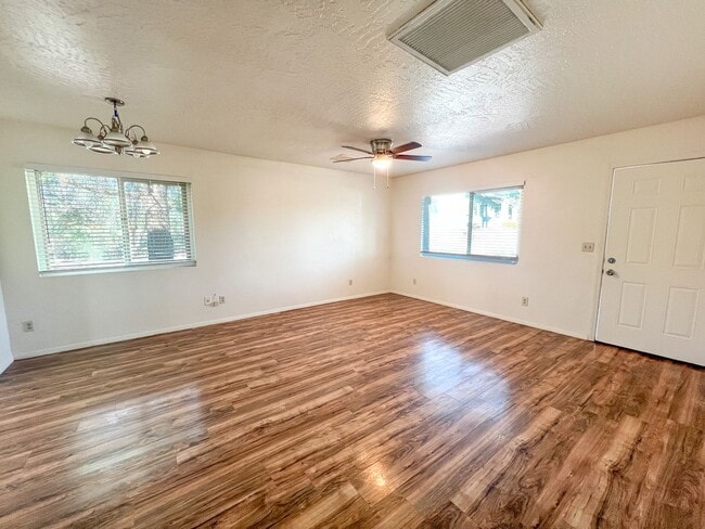 Building Photo - CLARKDALE: SINGLE-LEVEL END APARTMENT IN A...