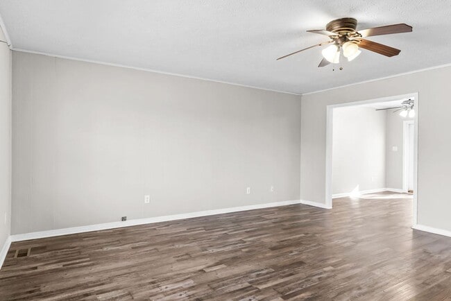 Building Photo - Newly Updated 4bd/3bth in Seymour!