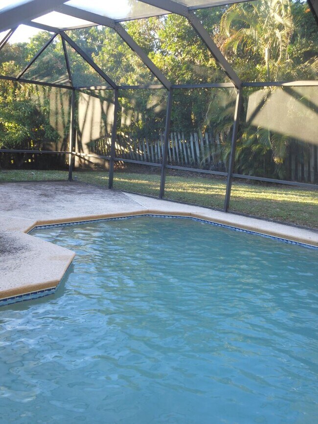 Building Photo - CHARMING 2 BEDROOM POOL HOME IN THE HEART OF JENSEN BEACH