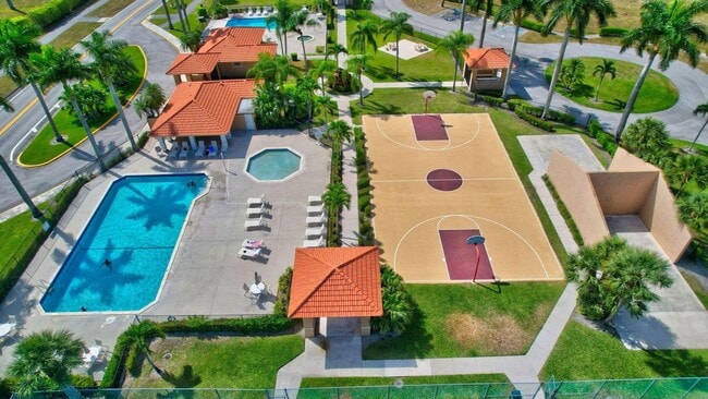 Building Photo - 18196 Clear Brook Cir