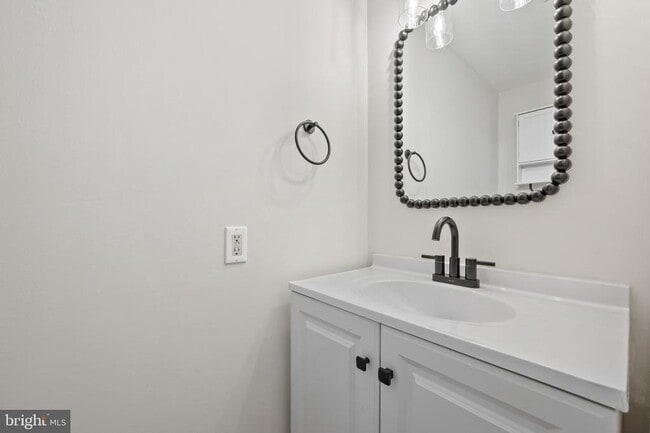 Building Photo - 6356 Ducketts Ln