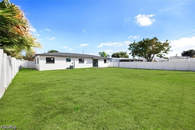 Building Photo - 1389 Pine Ave