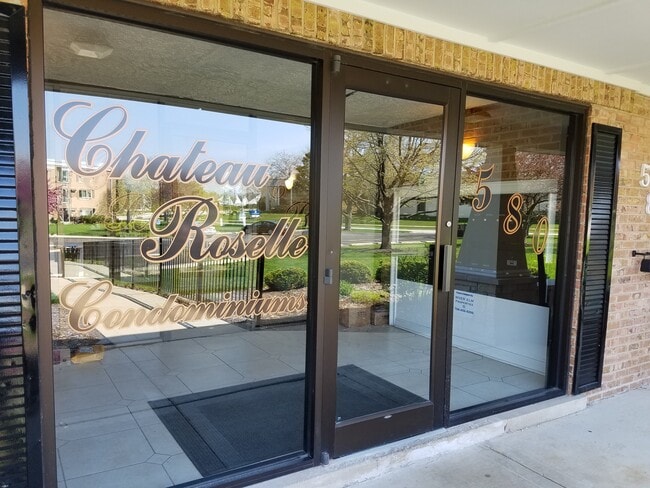 Building Photo - 580 Lawrence Ave