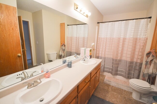 Building Photo - Rare end unit townhome in super convenient...
