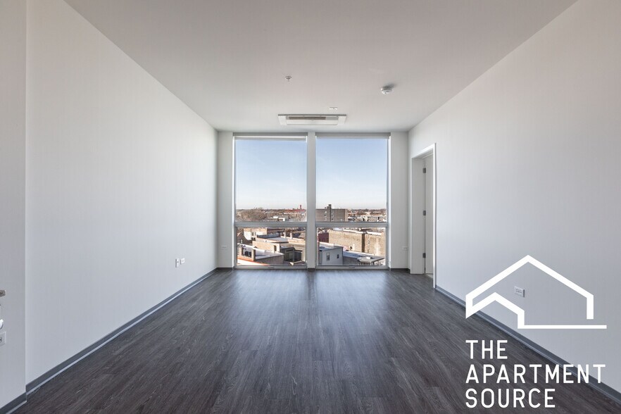 Building Photo - 2340 N California Ave