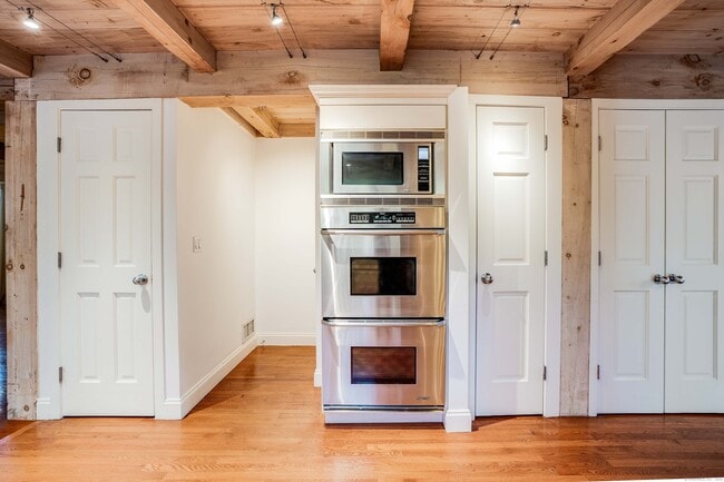 Building Photo - 123 Cove Rd