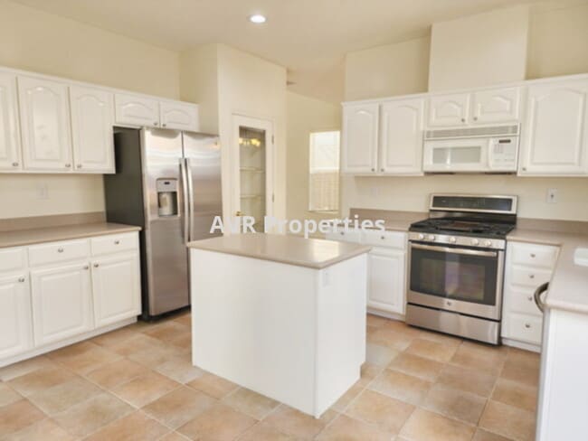 Building Photo - Beautiful four bedrooms, three bathrooms and three car garage Dublin home