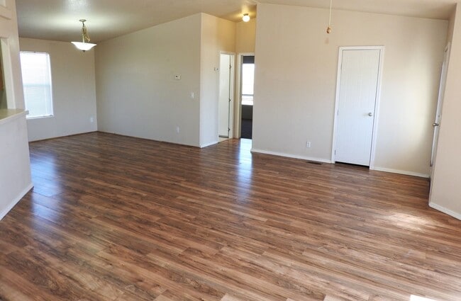 Building Photo - Your Country Living Retreat Awaits