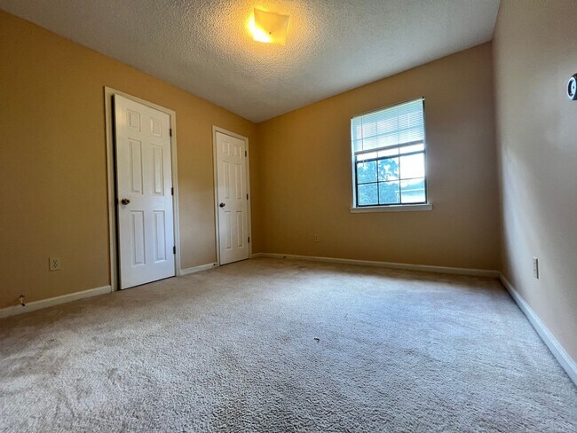 Building Photo - AVAILABLE EARLY APRIL 2026! (No Pets)