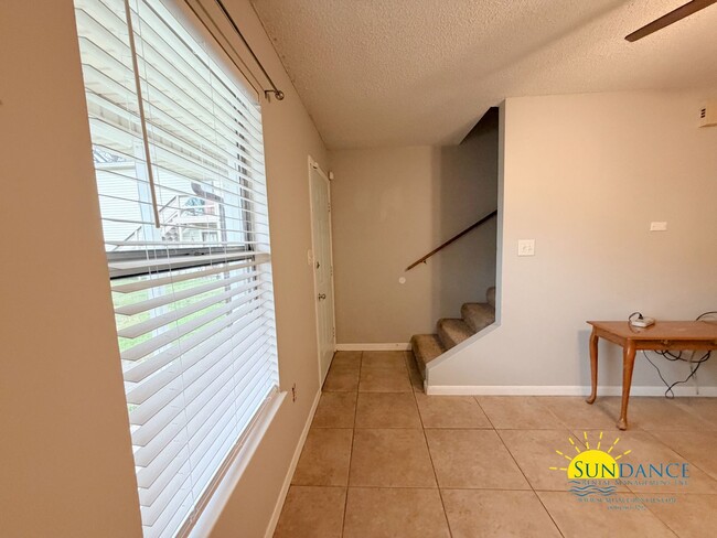 Building Photo - End-Unit Townhome located between Hurlburt Field and Eglin AFB w/ Fenced Yard!