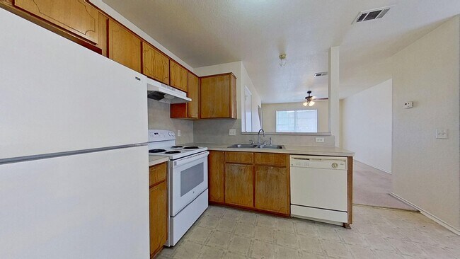 Building Photo - 2 WEEKS FREE RENT IN A 3 BEDROOM TOWNHOUSE AT $950!