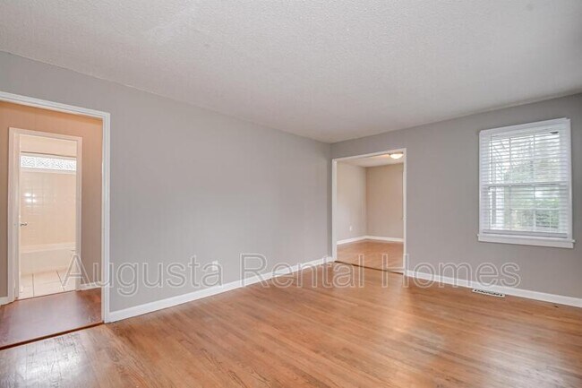 Building Photo - 1019 1/2 Bedford Drive