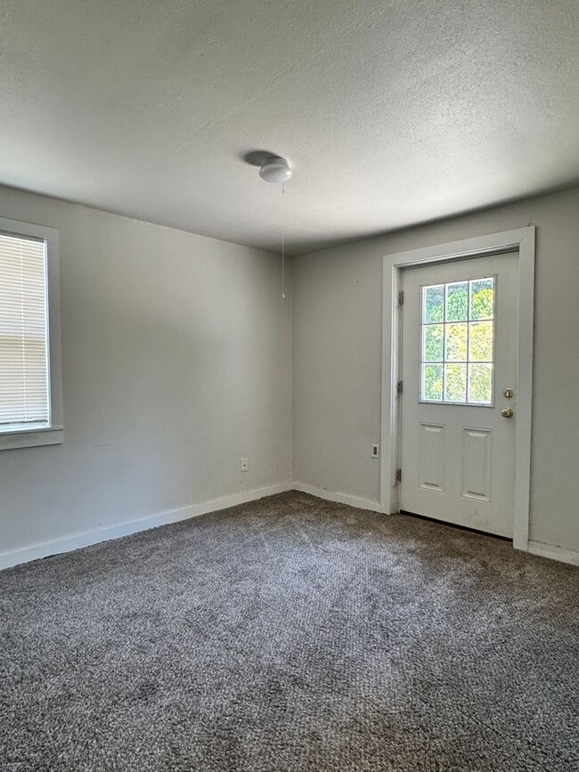 Building Photo - 3 bedroom 1 bathroom remodeled home, w/d h...