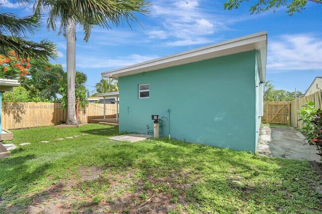 Building Photo - 320 NW 51st Ct