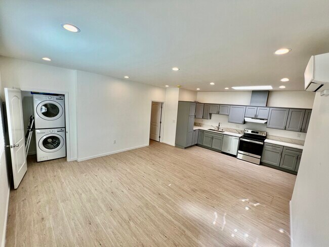 Building Photo - 859 W 43rd Pl