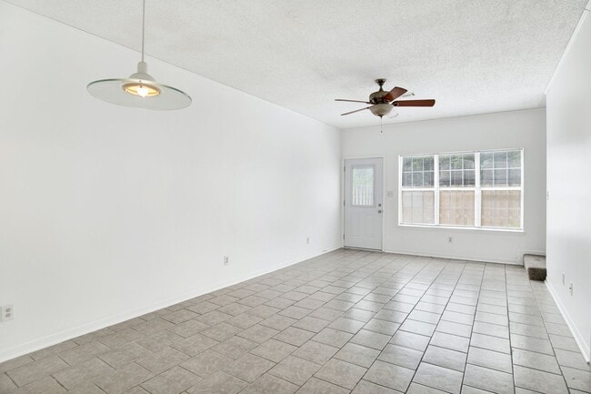 Building Photo - Spacious 2 Bed/2.5 Bath Townhome with 1 Ca...