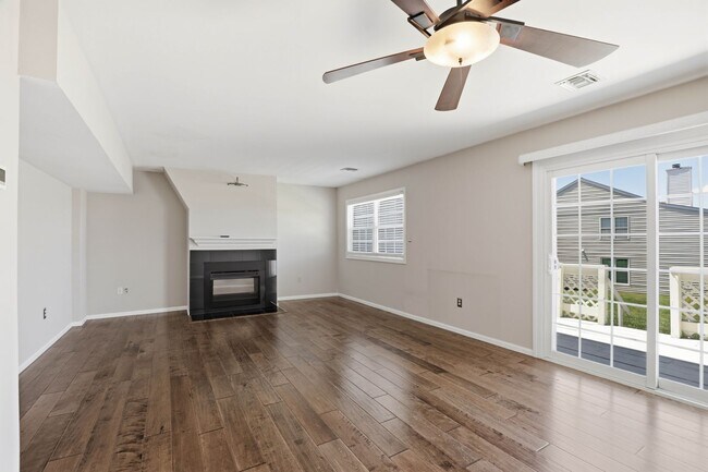 Building Photo - Stunning 3 Bedroom Townhome !