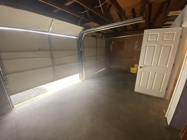 Building Photo - 37 Pershing Ln