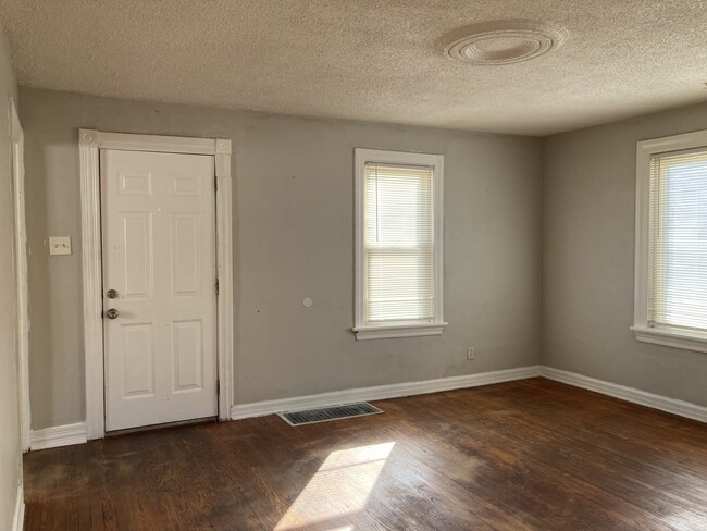 Bright & airy front room - 8805 Tyrell Dr