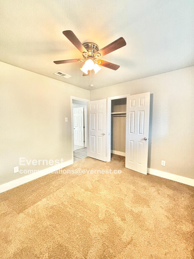 Building Photo - 807 Meadow Mead Dr