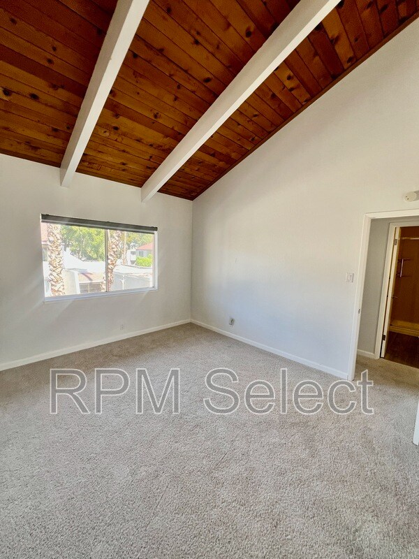 Building Photo - 2200 Laguna Cir
