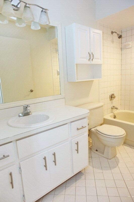 Building Photo - Annual Rental - 2 Bedroom + Den Home with ...