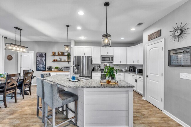 Building Photo - Stunning 4 Bed/2.5 Bath home in Creekside