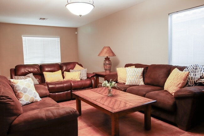 Primary Photo - 5263 E Silverbell Rd