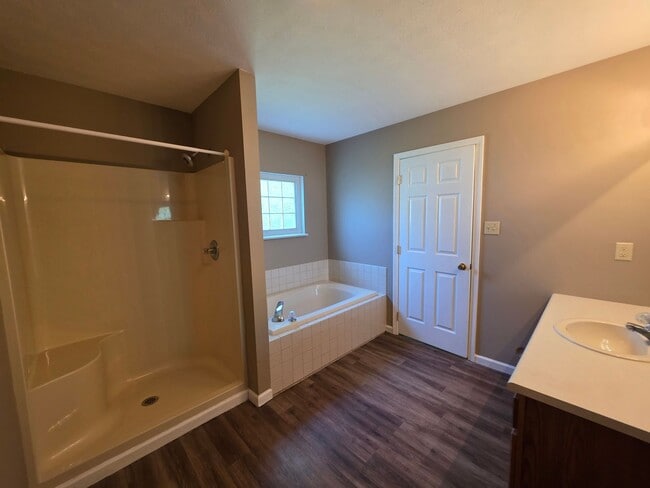 Building Photo - 1012 Willow Creek Cir