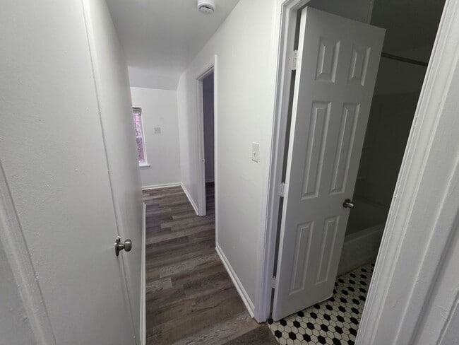 Building Photo - 2208 Lamotte St