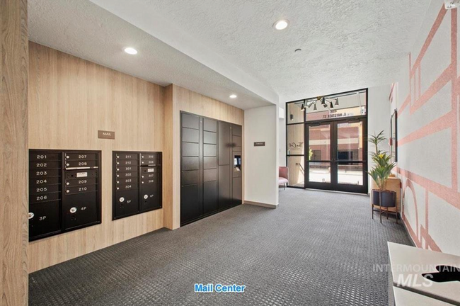 Building Photo - Stylish 1 Bed, 1 Bath Main-Level Condo in ...