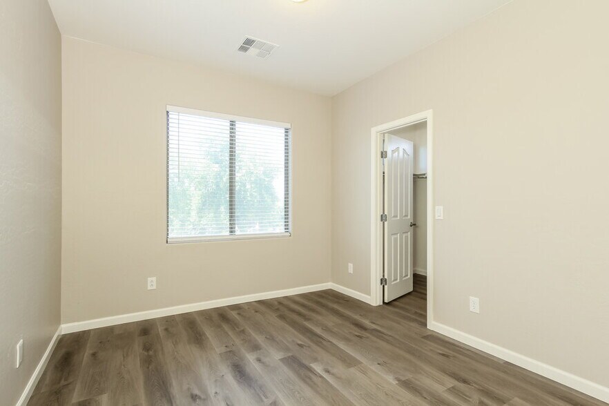 Building Photo - 8944 W Grovers Ave